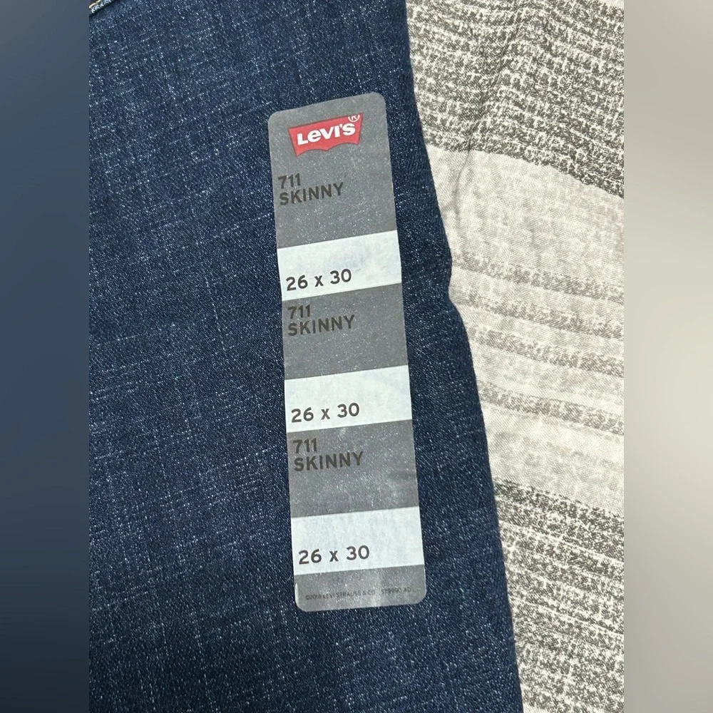 Levi's Distressed Skinny Fit Jeans | Women’s 2 / 26x30” | Mid-Rise - Picture 5 of 12